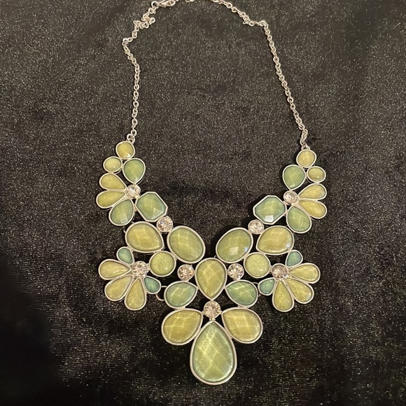 Statement necklace in light blue and green with rhinestones - Picture 4 of 5